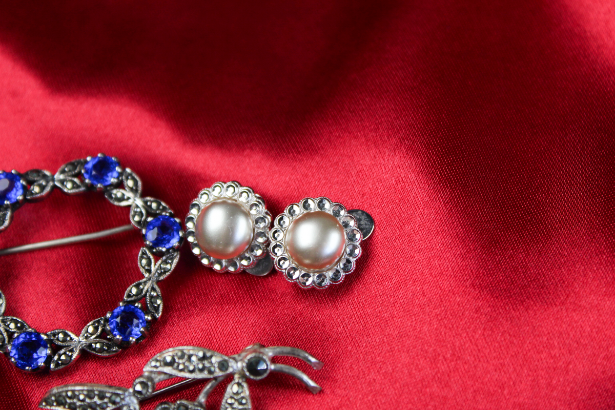 Vintage 1940s–50s Costume Jewelry collection– 2 Brooches & Faux Pearl Screw Back Earrings