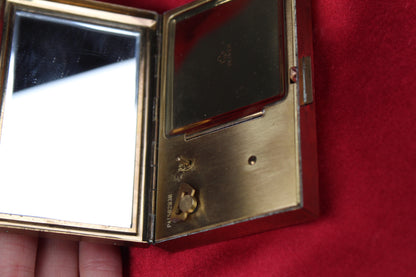Musical 1950s mother of Clover, compact