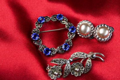 Vintage 1940s–50s Costume Jewelry collection– 2 Brooches & Faux Pearl Screw Back Earrings