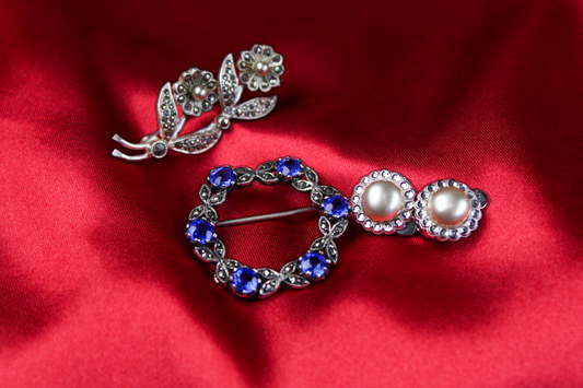 Vintage 1940s–50s Costume Jewelry collection– 2 Brooches & Faux Pearl Screw Back Earrings