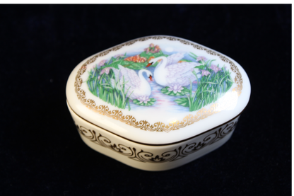 1989 Heritage House Classics Porcelain Music Box Swans-plays Romeo & Juliet