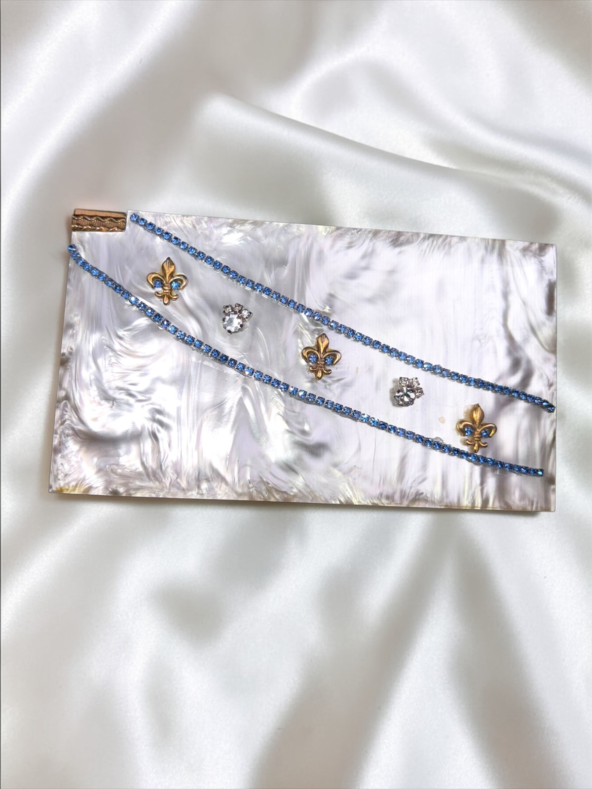 1940s Volupte carryall compact purse with marbled lucite, blue rhinestones, and gold fleur-de-lis.