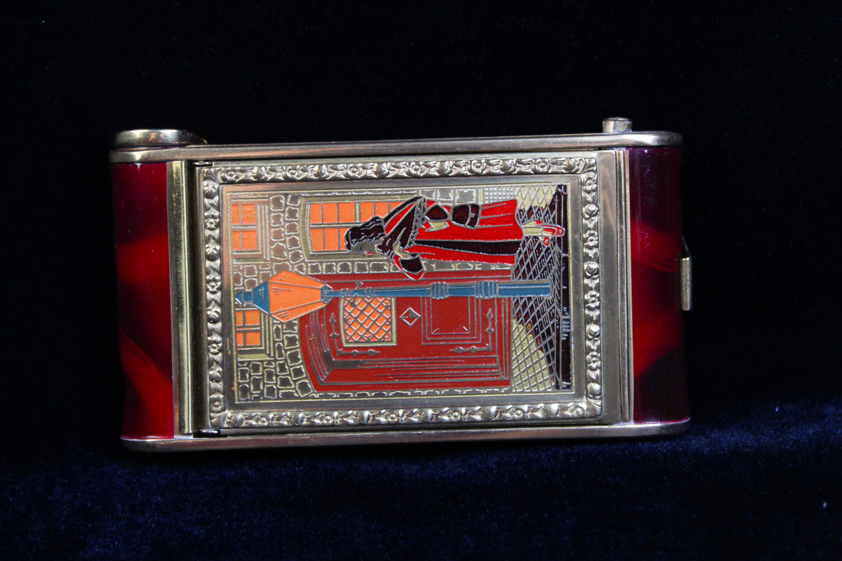 1940s German novelty camera compact with tortoiseshell cigarette holder and European street scene.