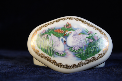 1989 Heritage House Classics Porcelain Music Box Swans-plays Romeo & Juliet