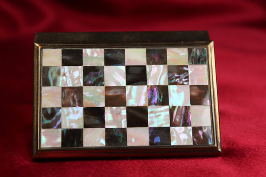 Musical 1950s mother of Clover, compact