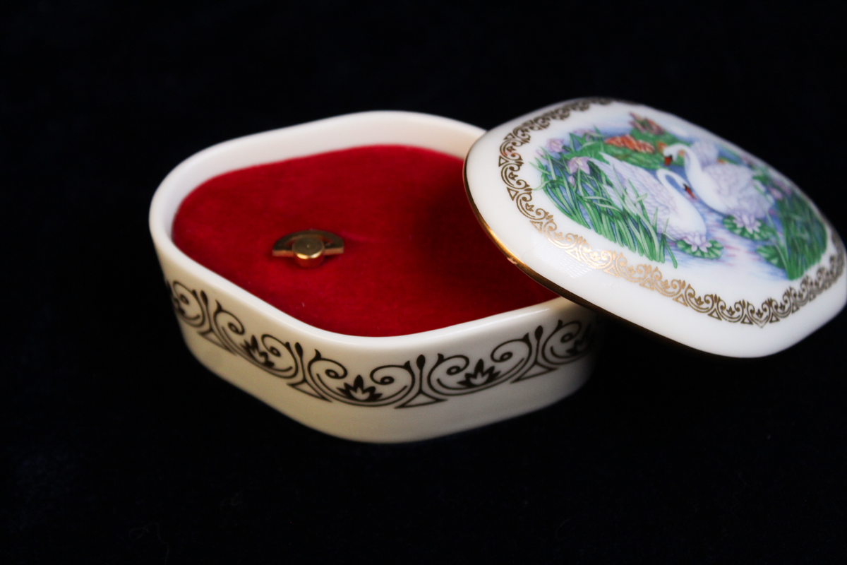 1989 Heritage House Classics Porcelain Music Box Swans-plays Romeo & Juliet