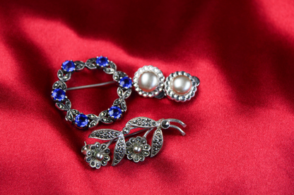 Vintage 1940s–50s Costume Jewelry collection– 2 Brooches & Faux Pearl Screw Back Earrings