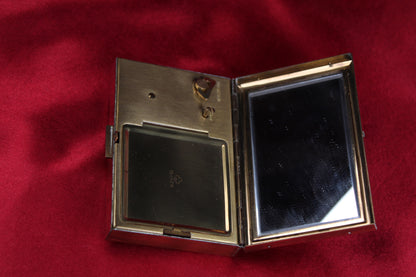 Musical 1950s mother of Clover, compact