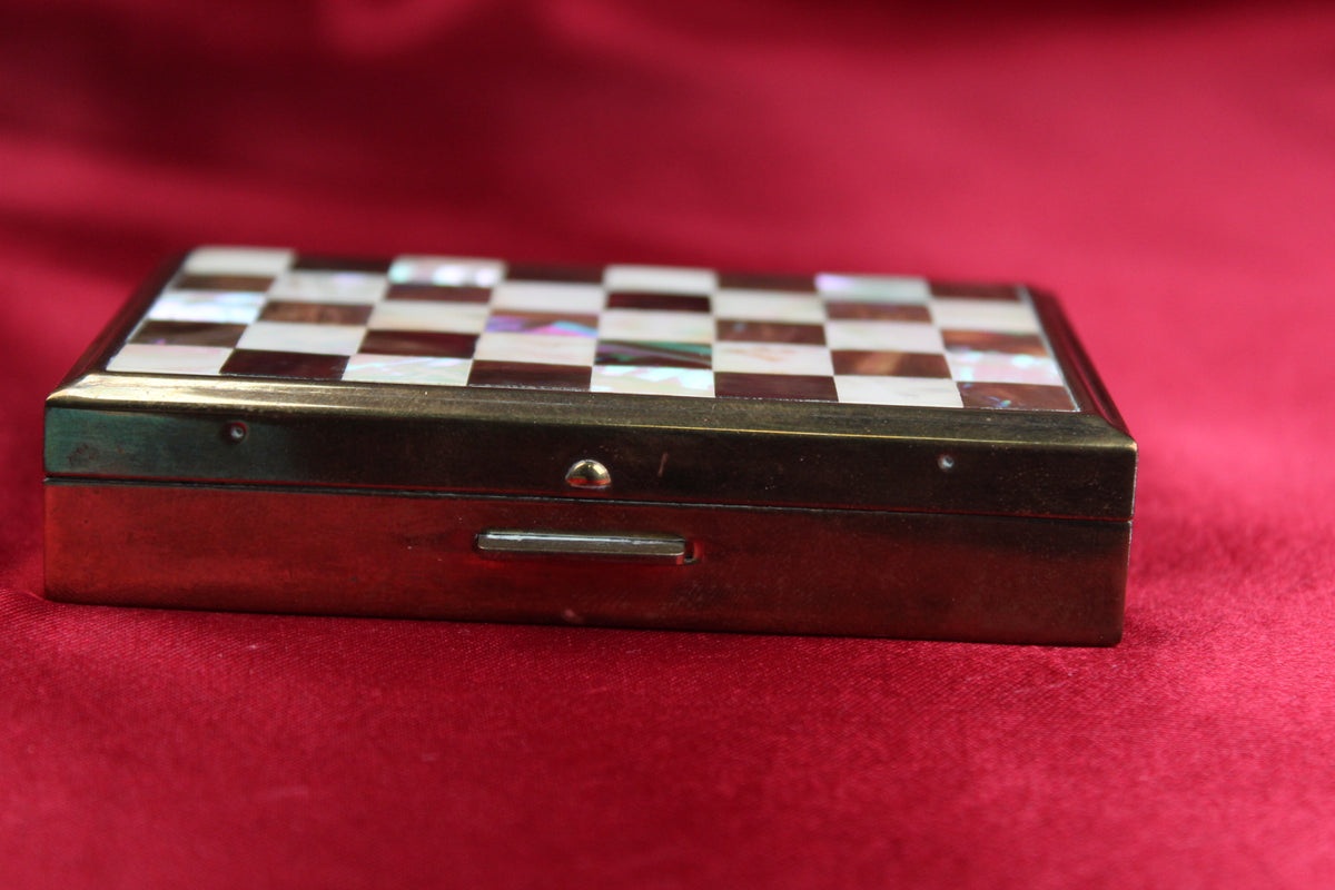 Musical 1950s mother of Clover, compact