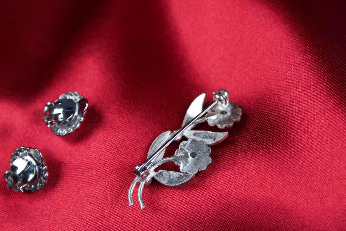 Vintage 1940s–50s Costume Jewelry collection– 2 Brooches & Faux Pearl Screw Back Earrings