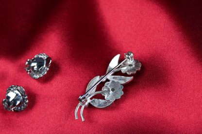 Vintage 1940s–50s Costume Jewelry collection– 2 Brooches & Faux Pearl Screw Back Earrings