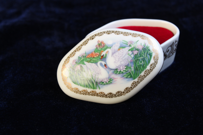 1989 Heritage House Classics Porcelain Music Box Swans-plays Romeo & Juliet