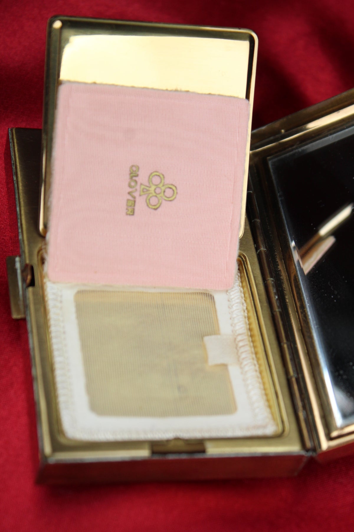 Musical 1950s mother of Clover, compact