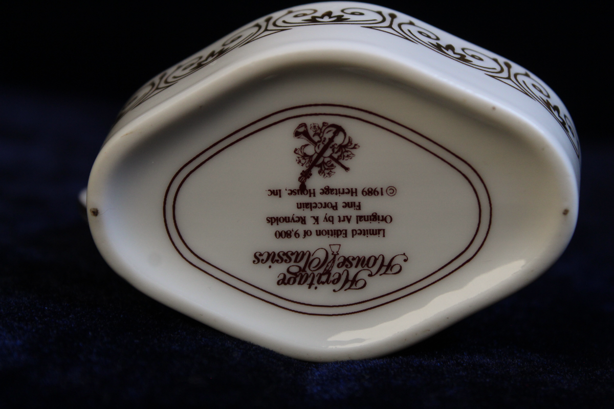 1989 Heritage House Classics Porcelain Music Box Swans-plays Romeo & Juliet