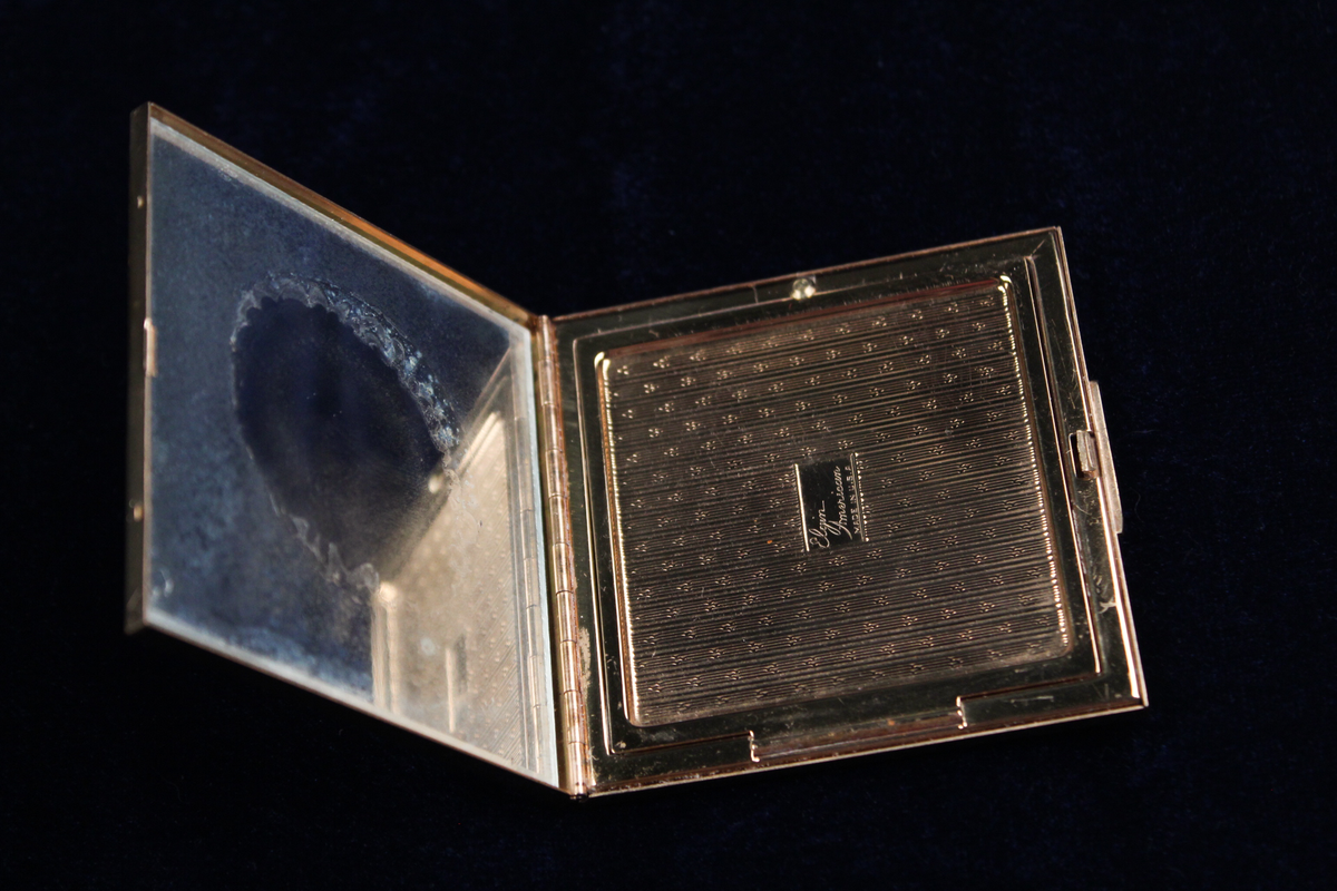 1940s Vintage Elgin American Powder Compact – Blue & White Floral Design
