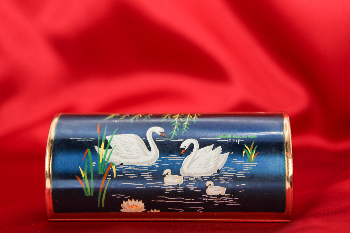 Stunning 1950s Swan Family Lipstick Holder