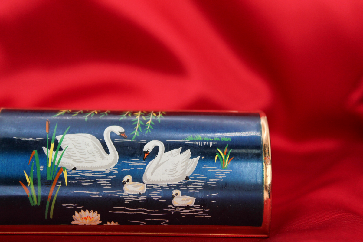 Stunning 1950s Swan Family Lipstick Holder
